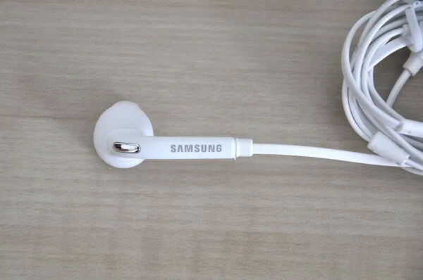 EG920BW Earphones 08