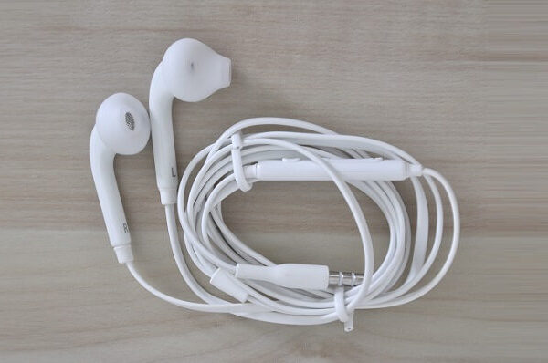 EG920BW Earphones 01 EG920BW Earphones 01