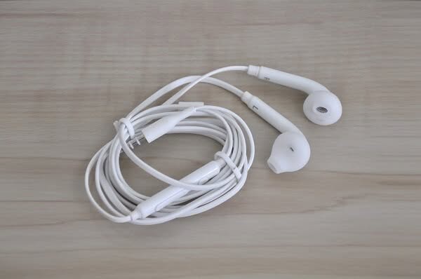 EG920BW Earphones 02 EG920BW Earphones 02