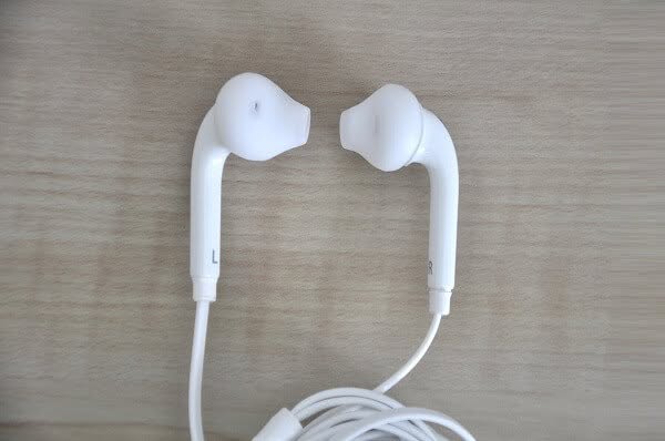 EG920BW Earphones 03 EG920BW Earphones 03