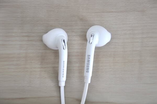 EG920BW Earphones 04 EG920BW Earphones 04