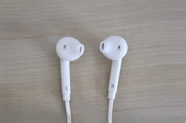 EG920BW Earphones 05 EG920BW Earphones 05
