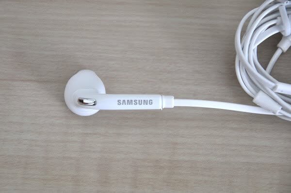 EG920BW Earphones 08 EG920BW Earphones 08